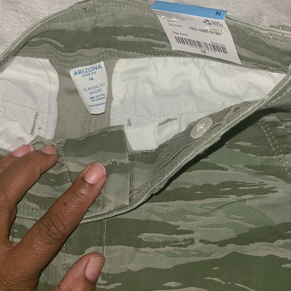 Boy's Arizona Cargo Shorts, size 14 - Picture 2 of 3